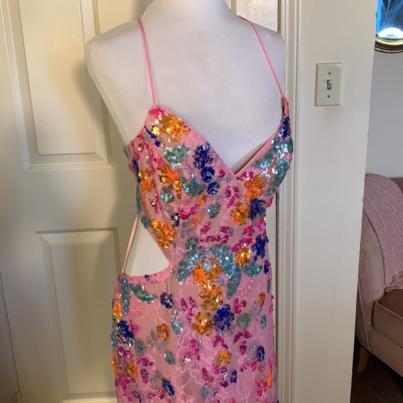 MAC DUGGAL
Embellished Lace Strappy Column Gown - Picture 6 of 17